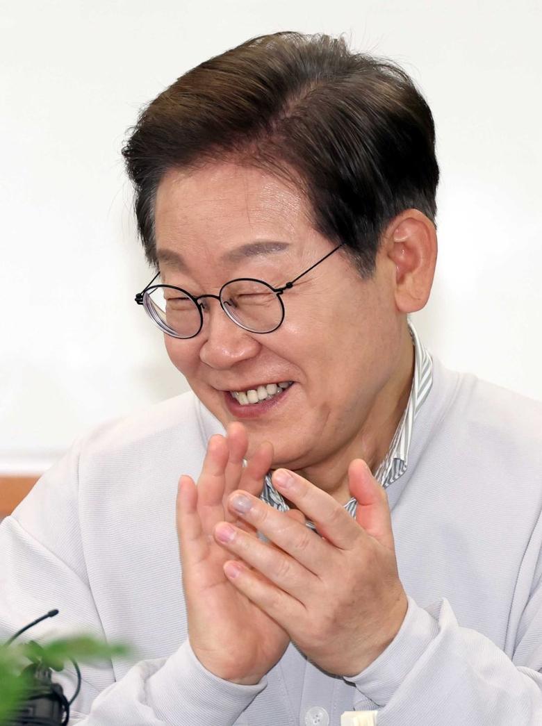 민심을 청취하는 '경청 투어'에 나선 이재명 더불어민주당 대선후보가 7일 전북 익산시 인북로 대한노인회 익산지회에서 열린 임원 간담회에서 웃음을 터뜨리고 있다. 사진=뉴시스