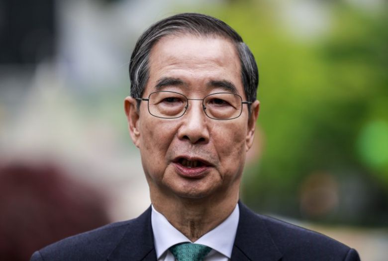 한덕수 무소속 대통령 선거 예비 후보가 6일 서울 중구 달개비 컨퍼런스하우스에서 이낙연 새미래민주당 상임고문이 오찬회동 마친 뒤 취재진에게 입장을 밝히고 있다. 뉴시스