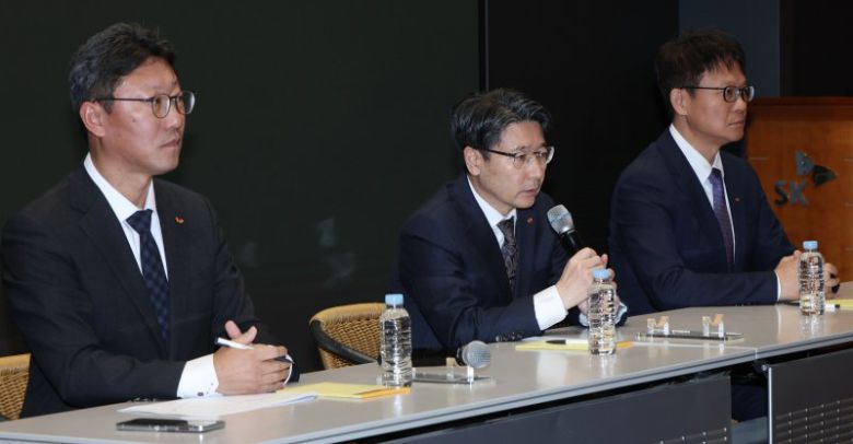 류정환(오른쪽) SKT 네트워크 인프라 센터장, 임봉호 SKT MNO 사업부장(가운데), 김희섭 SKT 커뮤니케이션 센터장이 7일 오전 서울 중구 SK텔레콤 T타워 SUPEX홀에서 SK텔레콤의 해킹 사고와 관련해 취재진 질문에 답하고 있다. 사진=뉴시스