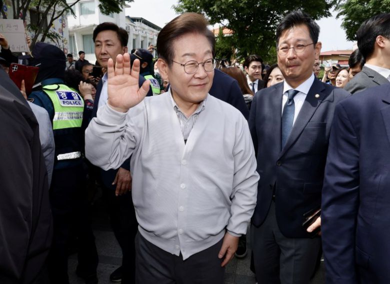 [전주=뉴시스] 조성봉 기자 = 민심을 청취하는 '경청 투어'에 나선 이재명 더불어민주당 대선후보가 7일 전북 전주시 완산구 풍남문 인근에서 시민들에게 인사를 하고 있다. 2025.05.07. suncho21@newsis.com <저작권자ⓒ 공감언론 뉴시스통신사. 무단전재-재배포 금지.> /사진=뉴시스화상