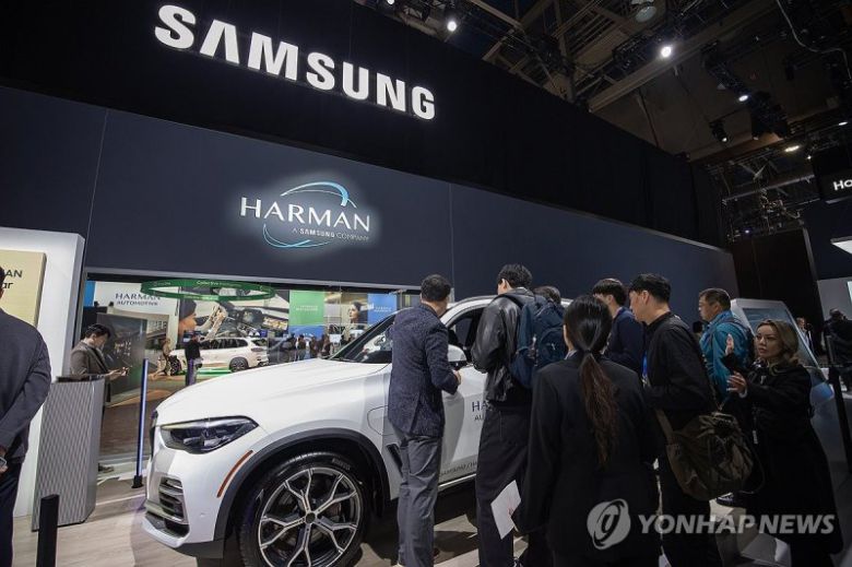 하만 전장사업 관람하는 CES 관람객. 연합뉴스