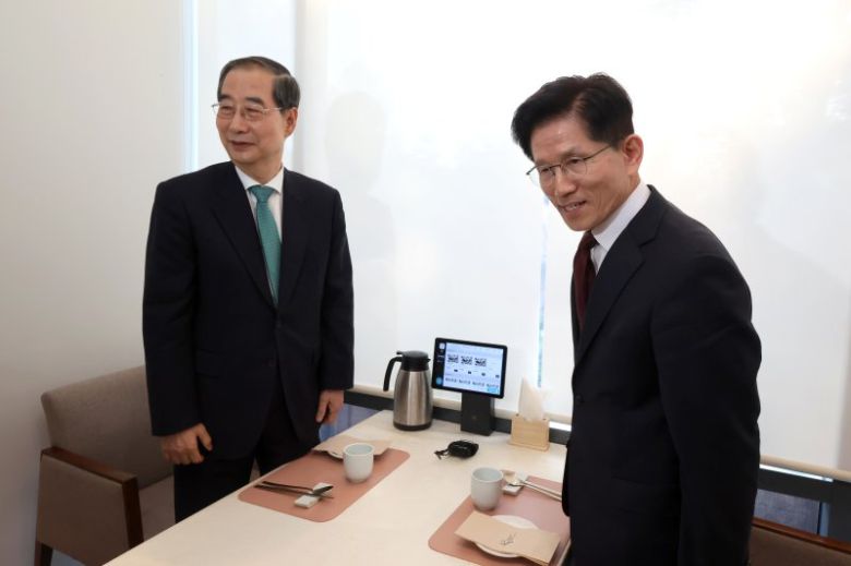 김문수 국민의힘 대통령 후보와 한덕수 무소속 예비후보가 7일 오후 서울 종로구의 한 식당에서 단일화 관련 회동을 하고 있다. 공동취재