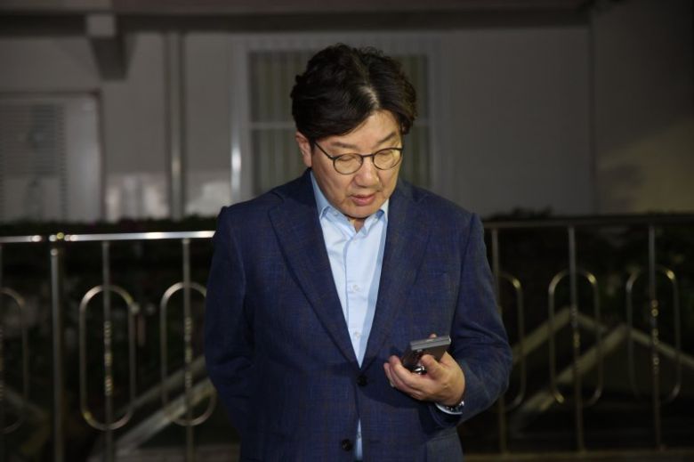 [서울=뉴시스] 김금보 기자 = 권성동 국민의힘 원내대표가 6일 오후 서울 관악구 김문수 대선후보의 자택 앞에서 '한덕수 후보와의 단일화' 관련 논의를 위해 김 후보를 기다리고 있다. 2025.05.06. kgb@newsis.com /사진=뉴시스