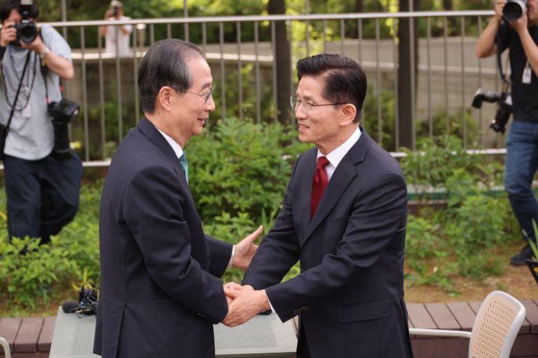 (서울=뉴스1) 안은나 기자 = 김문수 국민의힘 대통령 후보와 한덕수 무소속 대선 예비후보가 8일 오후 서울 여의도 국회 강변서재에서 열린 '후보 단일화' 회동에서 악수를 나누고 있다.(공동취재) 2025.5.8/뉴스1 /사진=뉴스1화상