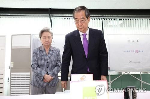 지난해 4월 총선 당시 사전투표하는 한덕수 국무총리와 부인 최아영 여사 /사진=연합뉴스