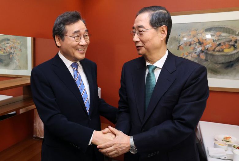 한덕수 무소속 대통령선거 예비후보와 이낙연 전 국무총리가 6일 서울 중구 컨퍼런스하우스 달개비에서 오찬회동을 하기 전 기념촬영을 하고 있다. (공동취재) /사진=뉴스1