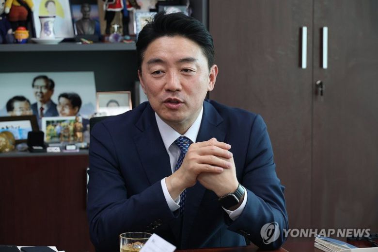 인터뷰하는 강훈식 더불어민주당 중앙선대위 종합상황실장 모습. 사진=연합뉴스