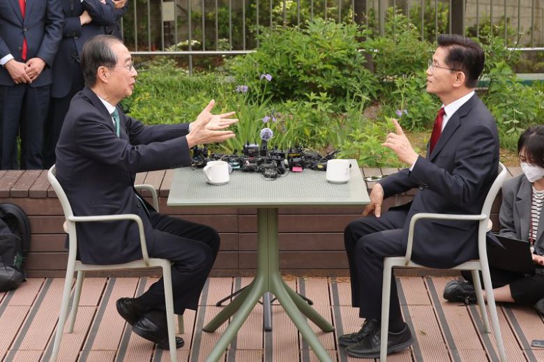 다시 만났지만… 김문수 국민의힘 대선 후보(오른쪽)와 한덕수 무소속 대선 예비후보가 8일 국회 사랑재에 위치한 커피숍에서 2차 회동을 갖고 후보 단일화 방식과 절차, 시기를 논의하고 있다. 연합뉴스