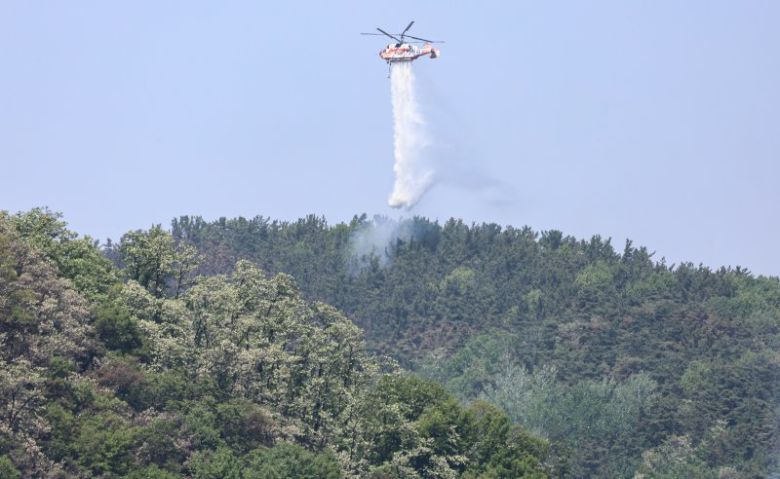 대구 북구 함지산 산불 이틀째인 지난달 29일 오후 산불 진화 작전에 투입된 산림청 헬기가 함지산 상공에서 물을 뿌리고 있다. 뉴스1