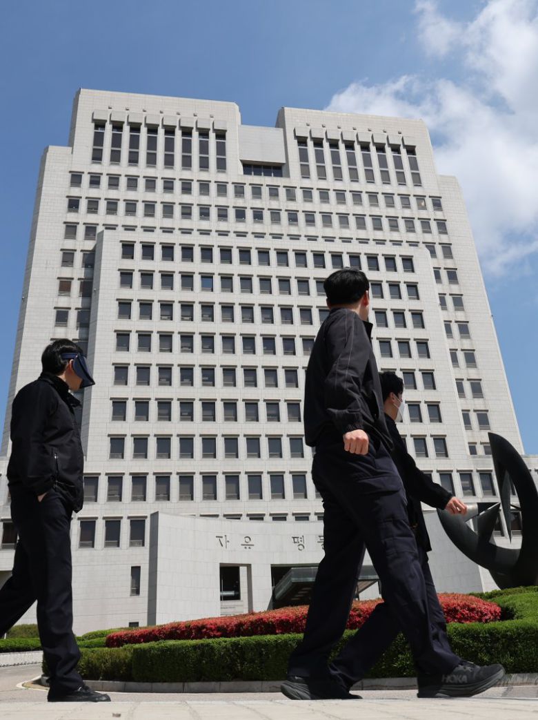 최근 대법원이 이재명 더불어민주당 대선 후보에 대한 사건을 파기환송 결정하면서 민주당이 반발, 조희대 대법원장에 대한 청문회 및 탄핵 등의 조치를 예고하며 압박하고 있다. 지난 7일 서울 서초구 대법원 청사의 모습. 뉴스1