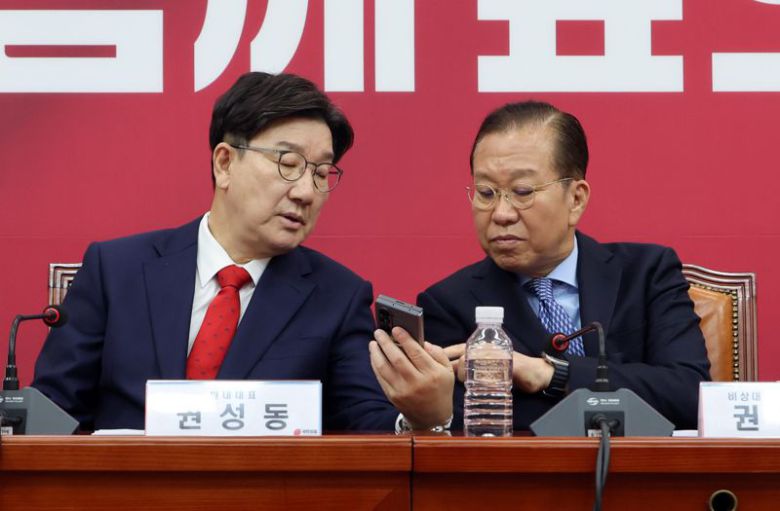 국민의힘 권영세 비상대책위원장과 권성동 원내대표가 8일 국회에서 열린 비상대책위원회의에서 휴대전화를 보며 대화하고 있다. 사진=박범준 기자