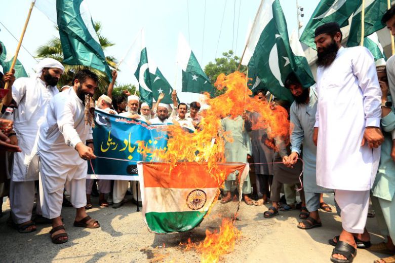 지난 7일 파키스탄 페샤와르에서 인도 미사일 공습에 항의하며 인도 국기를 불태우는 이슬람 정당 ‘파키스탄 마르카지 무슬림 리그(PMML)’ 지지자들. EPA외신화상