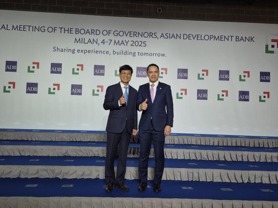 박종석 금융결제원장(왼쪽)이 5일(현지시각) 이탈리아 밀라노에서 열린 ADB연차총회에서 아시아 국가들과의 협력관계 강화를 위해 술리삭 탐누봉 라오스 중앙은행 부총재와 면담 후 기념사진을 촬영하고 있다. 금융결제원 제공.