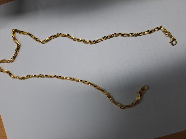 지난 2일 대전 서구 소재의 한 금은방에서 손님을 가장한 절도범이 훔쳐 달아난 금목걸이/사진=대전경찰청 제공, 뉴스1