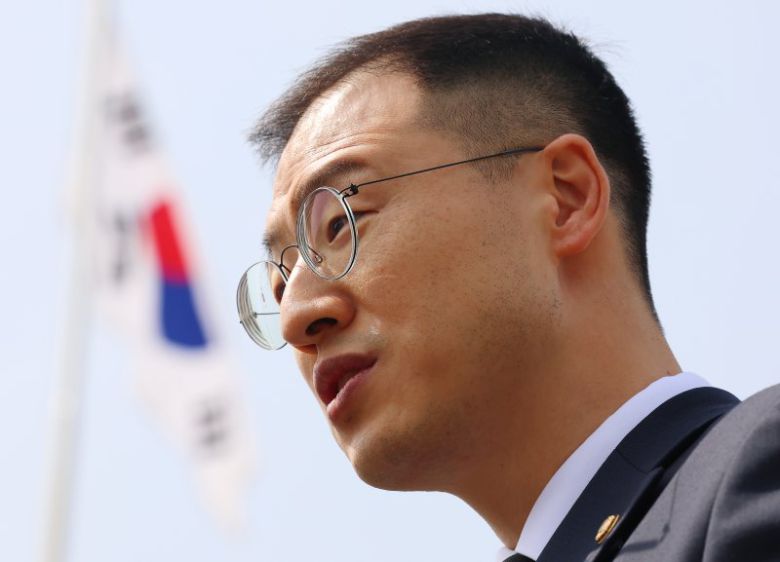 탈당 선언하는 김상욱 의원 (서울=연합뉴스) 김도훈 기자 = 12·3 비상계엄 및 윤석열 전 대통령 탄핵과 관련해 당내에서 탈당 압박을 받아온 김상욱 의원이 8일 서울 동작구 현충원에서 참배 후 탈당 입장을 밝히고 있다. 2025.5.8 superdoo82@yna.co.kr (끝)