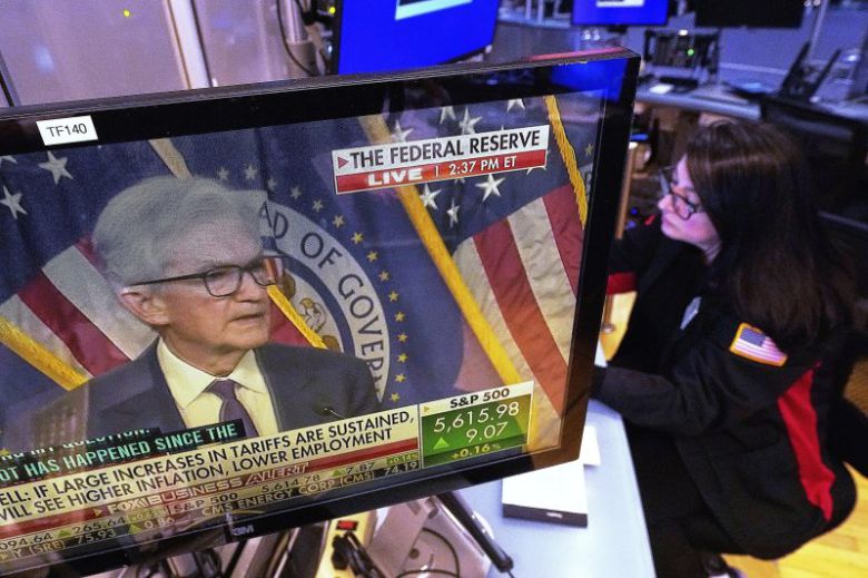 미국 뉴욕 뉴욕증권거래소(NYSE) 모니터에 7일(현지시간) 제롬 파월 연방준비제도(연준) 의장의 기자회견 방송이 나오고 있다. 뉴욕 증시는 파월 의장이 추가 금리 인하에 신중한 입장을 나타냈지만 사흘 만에 반등에 성공했다. AP 뉴시스