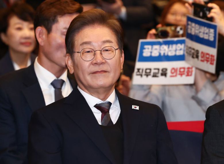 이재명 더불어민주당 대통령 후보가 8일 오후 서울 영등포구 중소기업중앙회에서 열린 선거대책위원회 직능본부 민생정책 협약식에서 자리하고 있다. 뉴스1