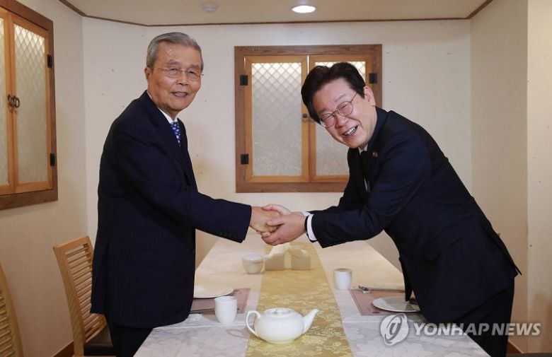 지난해 9월 이재명 후보와 김종인 전 국민의힘 비상대책위원장이 만난 모습. 사진=연합뉴스