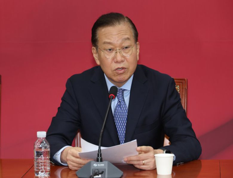 국민의힘 권영세 비상대책위원장이 8일 서울 여의도 국회에서 후보 단일화 관련 기자간담회를 하고 있다. 연합뉴스