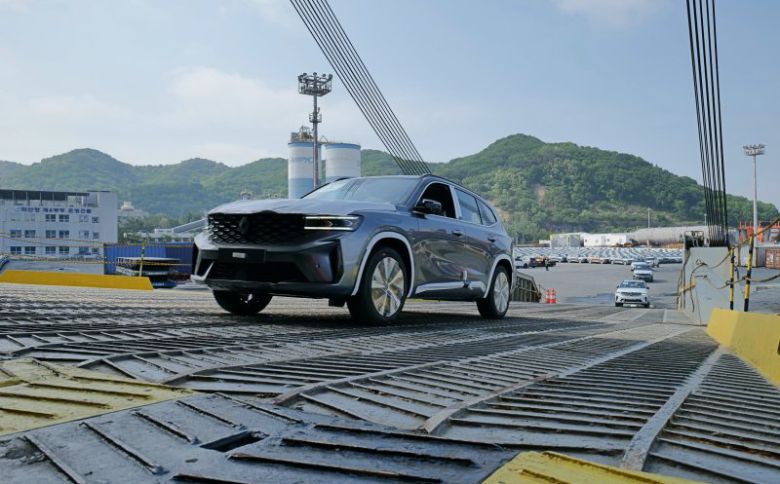 르노코리아가 중형 스포츠유틸리티차(SUV) 그랑 콜레오스의 중남미향 수출 물량을 지난 7일 선적하고 있다. 르노코리아 제공