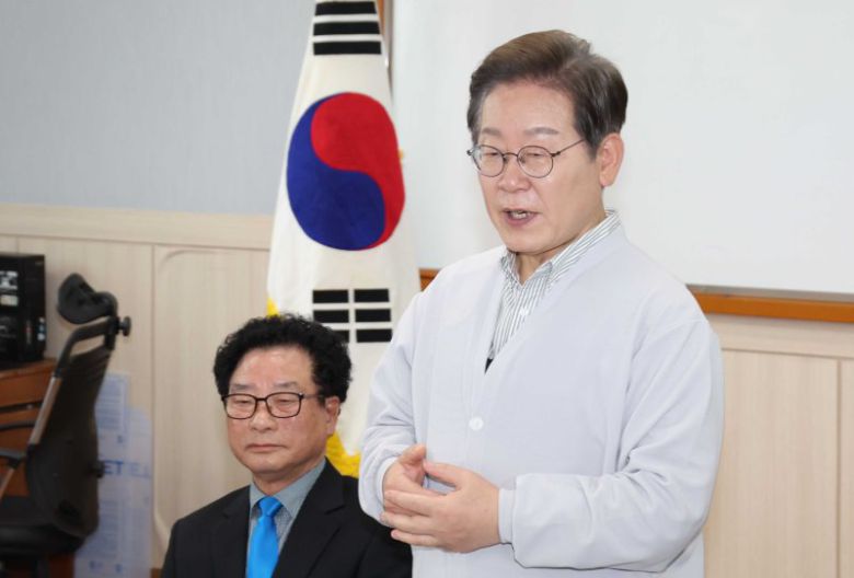 민심을 청취하는 '경청 투어'에 나선 이재명 더불어민주당 대선후보가 7일 전북 익산시 인북로 대한노인회 익산지회에서 열린 임원 간담회에서 인사말을 하고 있다. 사진=뉴시스