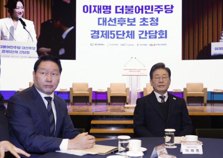 (서울=뉴스1) 국회사진취재단 = 이재명 더불어민주당 대선후보와 최태원 대한상공회의소 회장이 8일 서울 중구 대한상공회의소에서 열린 경제5단체 간담회에 참석해 있다. 2025.5.8/뉴스1 /사진=뉴스1화상