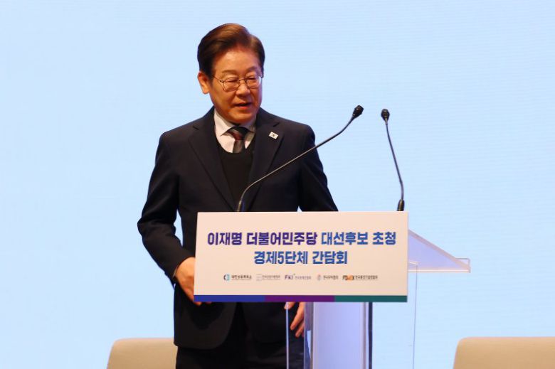 이재명 더불어민주당 대선후보가 8일 오전 서울 중구 대한상공회의소에서 열린 대선후보 초청 경제5단체장 간담회에서 발언대로 이동하고 있다. 사진=국회사진취재단                                    김문수 국민의힘 대선 후보와 한덕수 무소속 대선 예비후보가 지난 7일 오후 서울 종로구의 한 음식점에서 열린 후보 단일화를 위한 회동에서 악수를 나누고 있다. 사진=공동취재