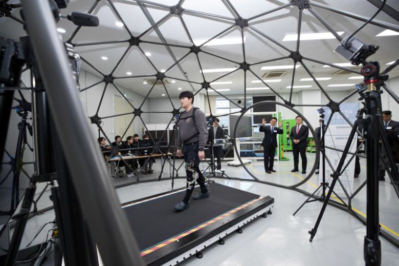 유상임 과학기술정보통신부 장관이 지난 2월 경기도 안산시 한국생산기술연구원 인간중심생산기술연구소를 방문해 바이오로보틱스 연구시설 설명을 듣고 있는 모습. 뉴스1                                    조종사 맞춤형 초경량 조종간. 생산기술연구원 제공