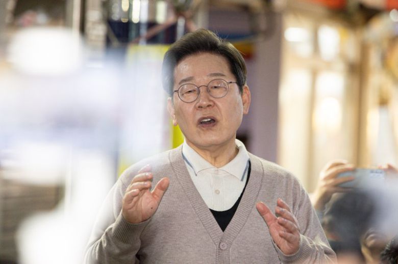 3차 경청투어에 나선 이재명 더불어민주당 대통령 후보가 9일 오전 경북 영천시 완산동 영천공설시장에서 연설을 하고 있다. 사진=뉴스1