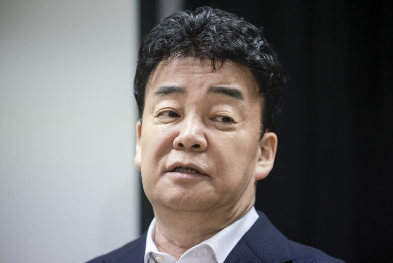 [서울=뉴시스] 정병혁 기자 = 백종원 더본코리아 대표가 28일 서울 서초구의 한 회의공간에서 열린 더본코리아 주주총회에서 취재진의 질문에 답하고 있다. 2025.03.28. jhope@newsis.com <저작권자ⓒ 공감언론 뉴시스통신사. 무단전재-재배포 금지.> /사진=뉴시스화상