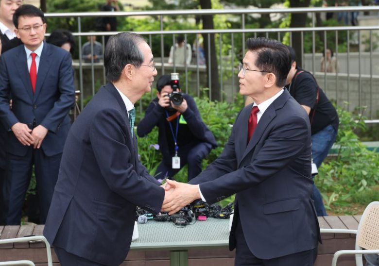 김문수 국민의힘 대선 후보와 한덕수 무소속 대선 후보가 지난 8일 서울 국회 사랑재에 위치한 커피숍에서 회동을 마친 후 악수하고 있다. 뉴시스