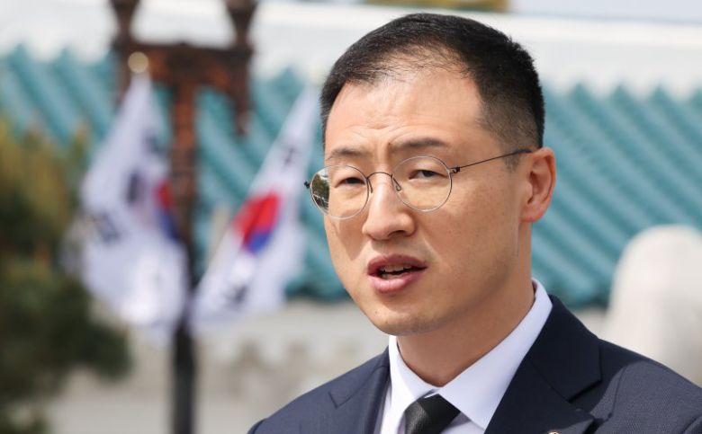 탈당 압박을 받아온 김상욱 국민의힘 의원이 8일 서울 동작구 현충원을 참배한 뒤 거취에 대한 입장을 밝히고 있다. 2025.5.8/뉴스1 ⓒ News1 허경 기자 /사진=뉴스1