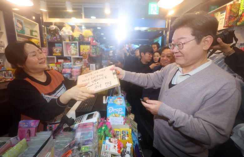 경주 골목골목 경청투어 나선 이재명 후보 (경주=연합뉴스) 김도훈 기자 = 더불어민주당 이재명 대선 후보가 제3차 골목골목 경청투어로 경북지역 방문에 나선 9일 경북 경주시의 한 문방구를 방문해 가게 상인에게 사인을 해주고 있다. 2025.5.9 superdoo82@yna.co.kr (끝)