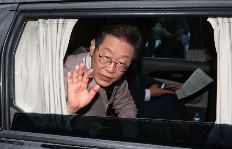 더불어민주당 이재명 대선 후보가 제3차 골목골목 경청투어로 경북지역 방문에 나선 9일 경북 칠곡군 석적읍 방문을 마친 뒤 다음 일정으로 이동하며 지지자들에게 인사하고 있다. 사진=연합뉴스