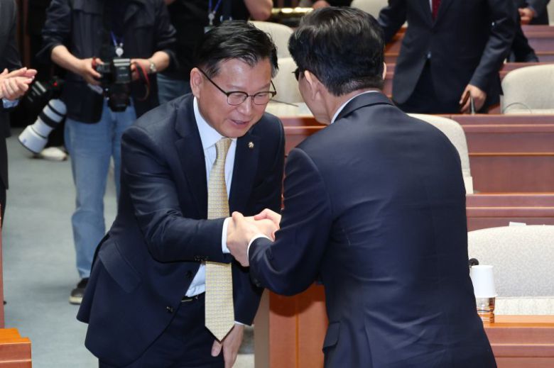 김문수 국민의힘 대통령 후보가 9일 서울 여의도 국회에서 열린 의원총회에 입장하며 이양수 선관위원장과 악수하고 있다. 김 후보는 지도부를 향해 "무소속을 당 후보 만들려 불법부당 수단 동원, 중단하라"며 입장을 밝힌 뒤 의총장을 떠났다. 뉴스1