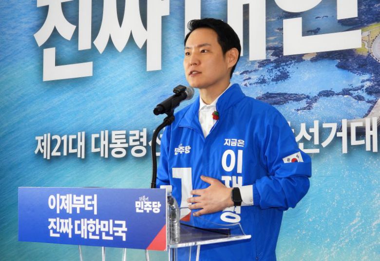 더불어민주당 제주도당 선거대책위원회 상임총괄선대위원장인 김한규 의원이 3일 오전 제주시 연동에서 열린 '더불어민주당 제주도당 선거대책위원회 출범식'에서 인사말을 하고 있다. 사진=뉴스1