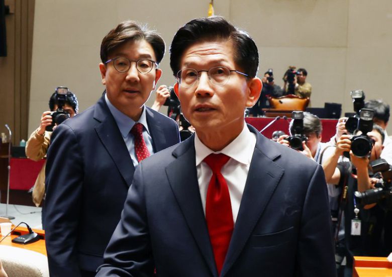 김문수 국민의힘 대통령 후보가 9일 오전 서울 여의도 국회에서 열린 의원총회에 참석한 뒤 나오고 있다. 왼쪽은 권성동 원내대표. 뉴스1