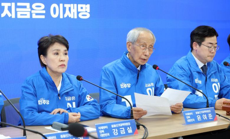 (서울=뉴스1) 김명섭 기자 = 윤여준 더불어민주당 제21대 대통령 선거 총괄선거대책위원장이 9일 오전 서울 영등포구 여의도 당사에서 열린 중앙선거대책회의에서 발언을 하고 있다. 2025.5.9/뉴스1 /사진=뉴스1화상