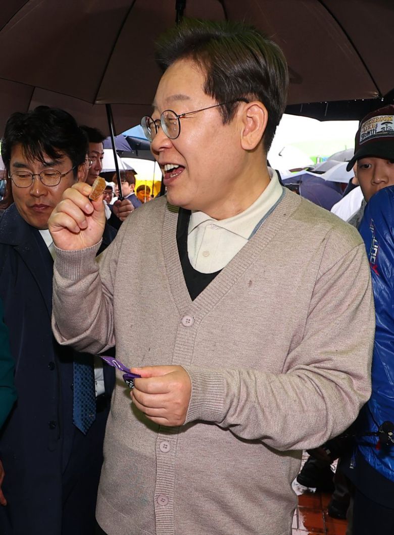 더불어민주당 이재명 대선 후보가 9일 제63회 경북도민체육대회 관련행사로 경북 김천실내체육관 인근에 설치된 농특산품 전시 판매관을 찾아 젤리를 맛보고 있다. 사진=연합뉴스