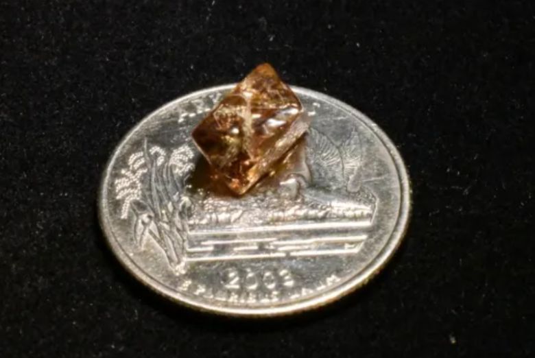 미국 아칸소주 ‘다이아몬드 분화구 주립공원’을 찾은 한 남성이 발견한 3.81캐럿의 갈색빛 다이아몬드. /사진=아칸소 다이아몬드 분화구 주립공원 홈페이지 캡처, 서울신문