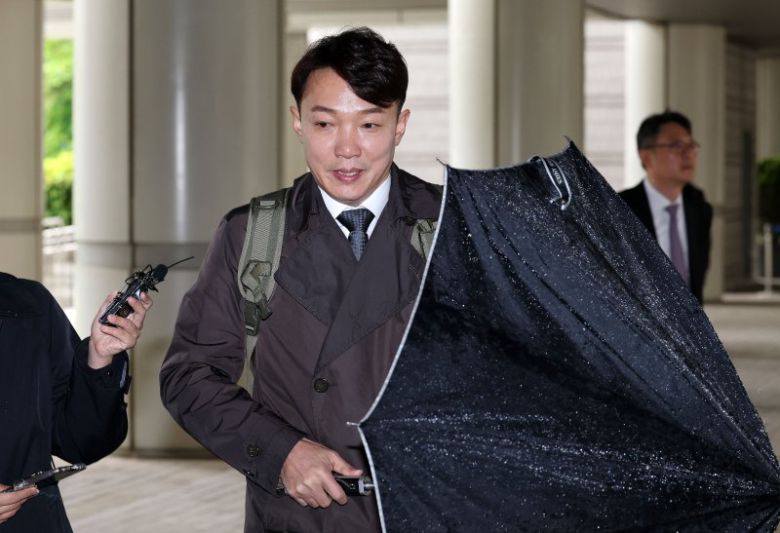 전직 대기업 임원으로부터 리조트 접대를 받고 자녀 교육을 위해 위장전입한 혐의를 받는 이정섭 대전고등검찰청 검사가 9일 서울 서초구 서울중앙지방법원에서 열리는 1차 공판에 출석하고 있다. /사진=뉴시스