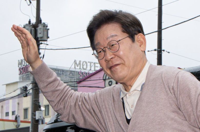 3차 경청투어에 나선 이재명 더불어민주당 대통령 후보가 9일 오후 경북 칠곡군의 한 거리를 찾아 차량에서 하차하며 인사하고 있다. 2025.5.9/뉴스1 ⓒ News1 이재명 기자 /사진=뉴스1