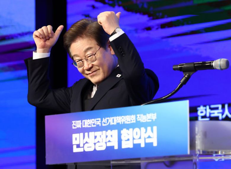 이재명 더불어민주당 대통령 후보가 8일 오후 서울 영등포구 중소기업중앙회에서 열린 선거대책위원회 직능본부 민생정책 협약식에서 인사말에 앞서 엄지를 치켜세우고 있다. 사진=뉴스1