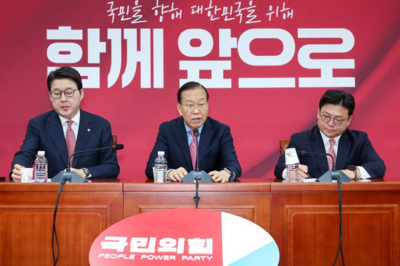 권영세 국민의힘 비상대책위원장이 10일 서울 여의도 국회에서 김문수 대통령 후보 자격 취소·한덕수 전 총리 입당 및 대선후보 등록 과정에 대해 기자회견을 하고 있다. 왼쪽부터 신동욱 수석대변인, 권 비대위원장, 강명구 의원. /사진=뉴스1화상