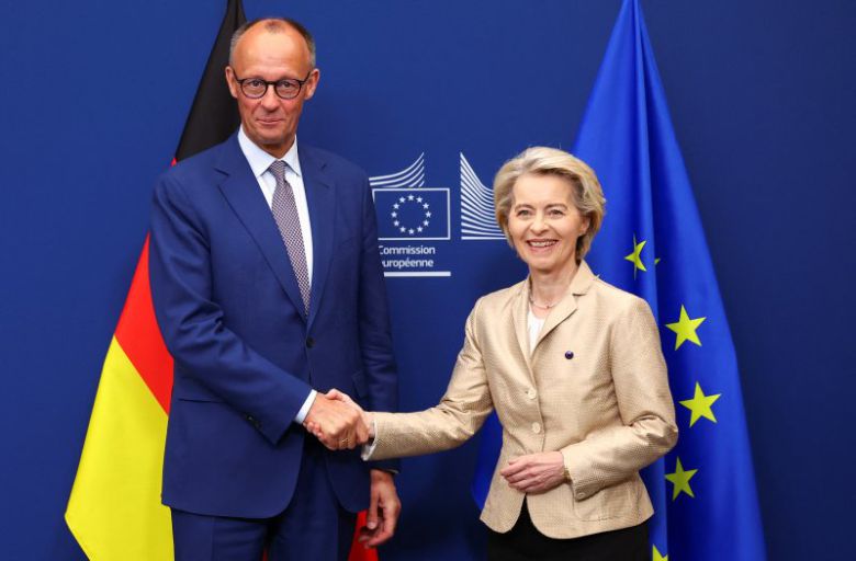 프리드리히 메르츠(왼쪽) 독일 총리가 9일(현지시간) 벨기에 브뤼셀 유럽연합(EU) 본부를 찾아 우르줄라 폰데어 라이예 EU 집행위원장과 만나 악수하고 있다. 메르츠 총리의 대대적인 국방, 인프라 투자 계획과 미국의 무역전쟁 종식 기대감 속에 독일 프랑크푸르트 증시의 닥스지수는 이날 사상 최고 기록을 새로 썼다. 로이터 연합