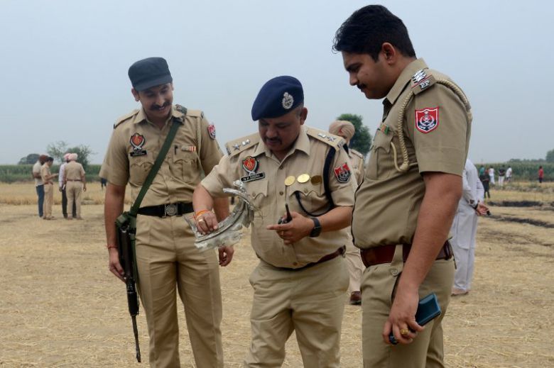 10일 인도 자란드하르에서 인도 경찰관들이 금속 파편을 살펴보고 있다. 로이터연합뉴스