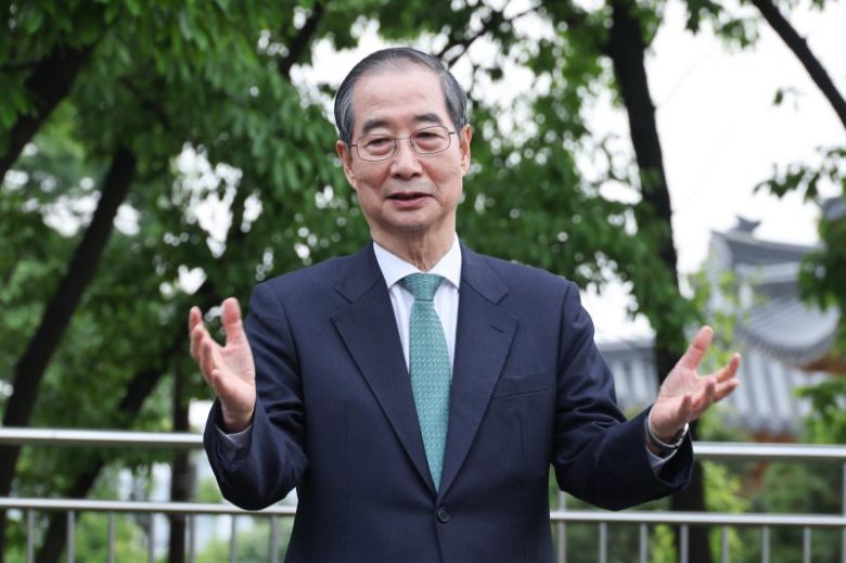 한덕수 무소속 대선 예비후보가 8일 오후 서울 여의도 국회 강변서재에서 김문수 국민의힘 대통령 후보와 후보 단일화 관련 1:1 공개 회동을 마친 후 백브리핑하고 있다. 사진=뉴스1