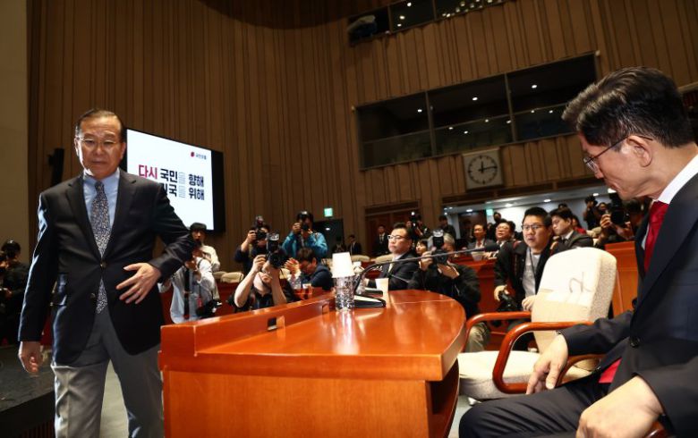 김문수 국민의힘 대통령 후보가 9일 서울 여의도 국회에서 열린 의원총회에서 지도부를 향해 "무소속을 당 후보 만들려 불법부당 수단 동원, 중단하라＂며 입장을 밝히자 권영세 비대위원장이 ＂대단히 실망스럽다＂고 발언한 뒤 의총장을 떠나고 있다. 사진=뉴스1