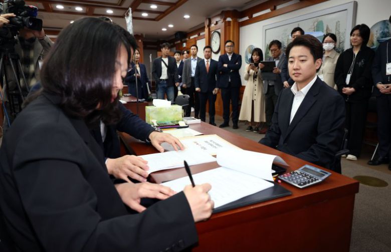 대선 후보 등록하는 이준석 후보 (과천=연합뉴스) 김인철 기자 = 개혁신당 이준석 대선 후보가 10일 경기도 과천 중앙선거관리위원회에서 제21대 대통령선거 후보 등록을 하고 있다. 2025.5.10 yatoya@yna.co.kr (끝)