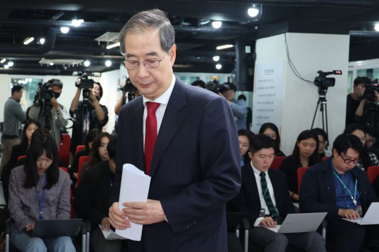 국민의힘에 입당한 한덕수 대선 예비후보가 10일 서울 여의도 중앙당사에서 현안 관련 긴급 기자회견을 마친 뒤 이석하고 있다. 뉴스1